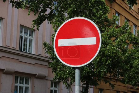 Téléchargez les photos : Panneau de signalisation aucune entrée pour tous les véhicules rue à sens unique - en image libre de droit