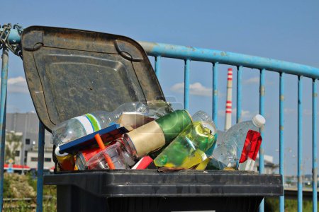 Téléchargez les photos : Poubelle ouverte pleine de déchets mélangés non triés - en image libre de droit