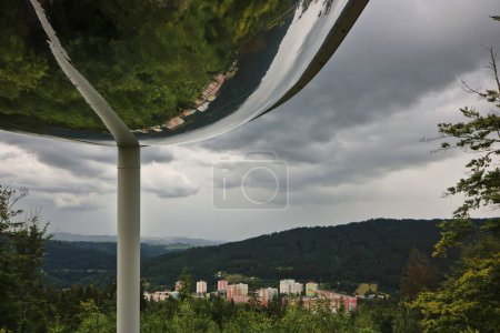 Téléchargez les photos : Vue de la ville de Tanvald sous la tour de guet pika sur la colline Mal pik dans les montagnes de Jizera avec un reflet dans la surface miroir au bas de la tour de guet, République tchèque - en image libre de droit