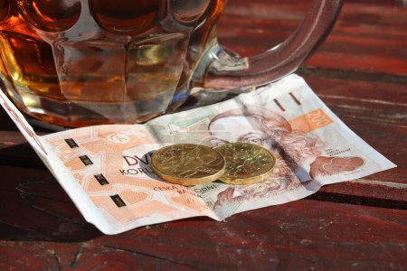 Geld - Tschechische Kronen auf dem Tisch neben einem Pint Bier, bereit für das Bier bezahlt zu werden