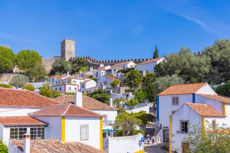 Téléchargez les photos : Europe, Portugal, Obidos. Mur du château derrière les maisons à Obidos. - en image libre de droit