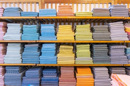 Foto de Europa, Portugal, Lisboa. Manteles de recuerdo coloridos, toallas y servilletas para la venta. - Imagen libre de derechos