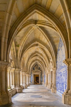 Foto de Europa, Portugal, Oporto. 7 de abril de 2022. Pasadizo arqueado en la Catedral de Oporto. - Imagen libre de derechos