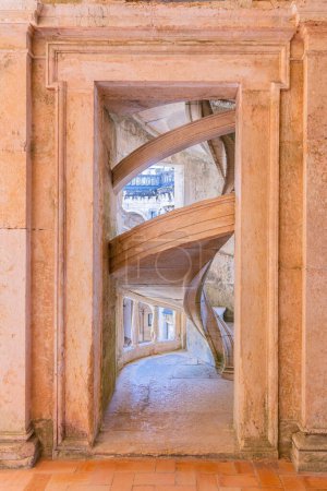 Foto de Europa, Portugal, Tomar. 14 de abril de 2022. Escalera de caracol en el Convento de Cristo en el Castillo de Tomar. Construido por los Caballeros Templarios, Patrimonio de la Humanidad por la UNESCO. - Imagen libre de derechos