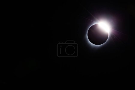 Foto de USA, Wyoming, 21 de agosto de 2017. Eclipse solar total. El efecto "Anillo de Diamante" se ve como la luna hace su movimiento final sobre el sol. El anillo es la corona del sol. - Imagen libre de derechos