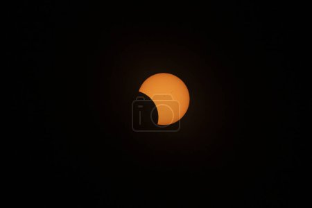 Foto de USA, Wyoming, 21 de agosto de 2017. Eclipse solar total. La última parte de la luna pasa lejos del sol. Manchas solares visibles. - Imagen libre de derechos