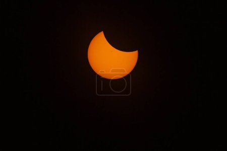 USA, Wyoming, 21 de agosto de 2017. Eclipse solar total. Sol alrededor de 1 / 4 cubierto.