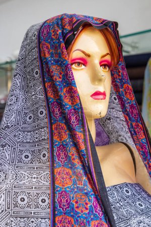 Téléchargez les photos : Shamswari, Srinagar, Jammu-et-Cachemire, Inde. Mannequin en foulard dans un marché à Srinagar. - en image libre de droit