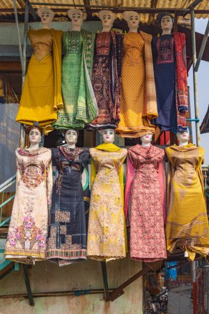 Téléchargez les photos : Sokalipura, Srinagar, Jammu-et-Cachemire, Inde. Vêtements traditionnels pour femmes à vendre sur un marché à Srinagar. - en image libre de droit