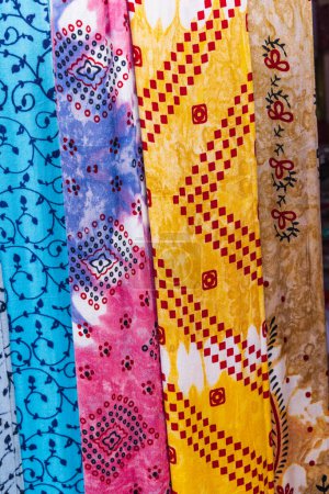 Téléchargez les photos : Bohri Kadal, Srinagar, Jammu-et-Cachemire, Inde. Foulards colorés dans un marché à Srinagar. - en image libre de droit