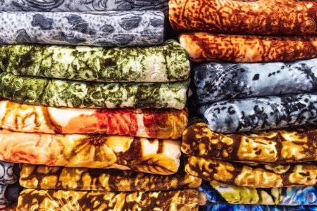 Téléchargez les photos : Sokalipura, Srinagar, Jammu-et-Cachemire, Inde. Tissu à motifs colorés à vendre sur un marché à Srinagar. - en image libre de droit