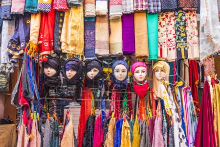 Téléchargez les photos : Bohri Kadal, Srinagar, Jammu-et-Cachemire, Inde. Foulards à vendre sur un marché à Srinagar. - en image libre de droit