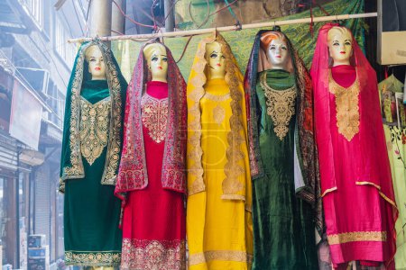 Téléchargez les photos : Sokalipura, Srinagar, Jammu-et-Cachemire, Inde. Vêtements traditionnels pour femmes à vendre sur un marché à Srinagar. - en image libre de droit