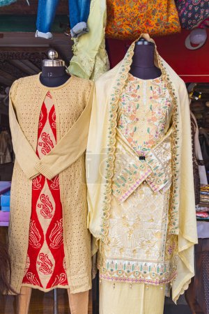 Téléchargez les photos : Nowhatta, Srinagar, Jammu-et-Cachemire, Inde. Vêtements traditionnels pour femmes à vendre sur un marché à Srinagar. - en image libre de droit