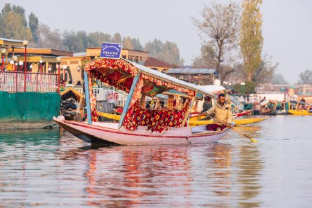 Téléchargez les photos : Rainawari, Srinagar, Jammu-et-Cachemire, Inde. 24 octobre 2022. Homme pagayant sur un bateau traditionnel Shikara au lac Dal. - en image libre de droit