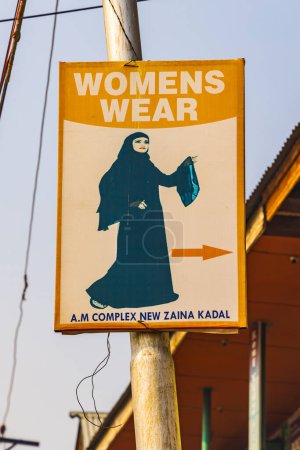 Téléchargez les photos : Sokalipura, Srinagar, Jammu-et-Cachemire, Inde. 25 octobre 2022. Signe pour l'usure des femmes montrant robe musulmane traditionnelle. - en image libre de droit