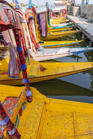 Téléchargez les photos : Lac Dal, Rainawari, Srinagar, Jammu-et-Cachemire, Inde. 25 octobre 2022. Bateaux d'excursion colorés au lac Dal. - en image libre de droit