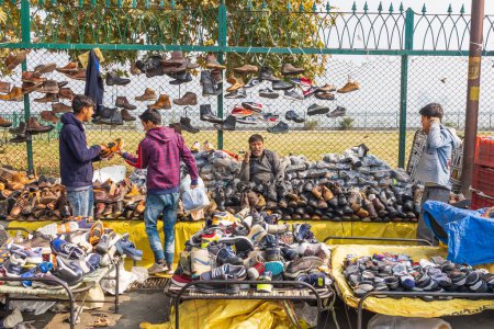 Téléchargez les photos : Rainawari, Srinagar, Jammu-et-Cachemire, Inde. 28 octobre 2022. Un marché de chaussures de plein air à Srinagar. - en image libre de droit