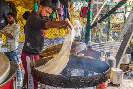 Téléchargez les photos : Rainawari, Srinagar, Jammu-et-Cachemire, Inde. 28 octobre 2022. Faire frire du pain au marché de Srinagar. - en image libre de droit