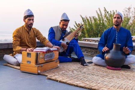 Téléchargez les photos : Srinagar, Jammu-et-Cachemire, Inde. 29 octobre 2022. Musiciens dans une station balnéaire dans les collines en dehors de Srinagar. - en image libre de droit