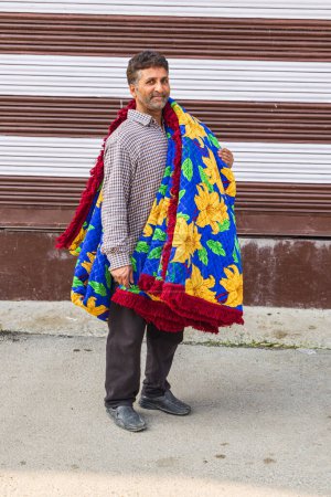 Téléchargez les photos : Hazratbal, Srinagar, Jammu-et-Cachemire, Inde. 30 octobre 2022. Homme portant une couverture colorée à Srinagar. - en image libre de droit