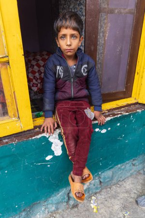 Téléchargez les photos : Hazratbal, Srinagar, Jammu-et-Cachemire, Inde. 30 octobre 2022. Garçon assis dans une fenêtre à Srinagar. - en image libre de droit