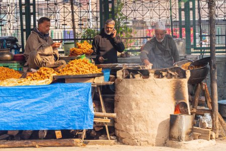 Téléchargez les photos : Khaniyar, Srinagar, Jammu-et-Cachemire, Inde. 30 octobre 2022. Cuisiner et vendre des snacks frits dans la rue à Srinagar. - en image libre de droit