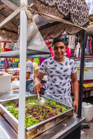 Téléchargez les photos : Le Caire, l'Egypte, l'Afrique. 16 octobre 2019. Vendeur de rue cuisine poivrons verts et de la viande. - en image libre de droit