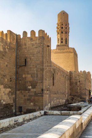 Téléchargez les photos : Le Caire, l'Egypte, l'Afrique. 16 octobre 2019. Mur et minaret à la mosquée Al-Hakim. - en image libre de droit