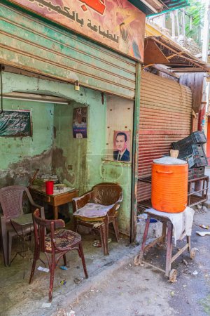 Téléchargez les photos : Le Caire, l'Egypte, l'Afrique. 16 octobre 2019. Un petit café de rue au Caire. - en image libre de droit