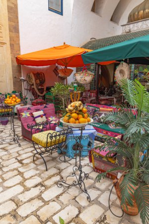 Téléchargez les photos : Yasmine Hammamet, Nabeul, Tunisie. Le 6 mars 2023. Assiette d'oranges et bananes dans un café extérieur. - en image libre de droit