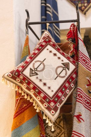 Téléchargez les photos : Yasmine Hammamet, Nabeul, Tunisie. Le 6 mars 2023. Oreillers brodés à vendre sur un marché artisanal en Tunisie. - en image libre de droit