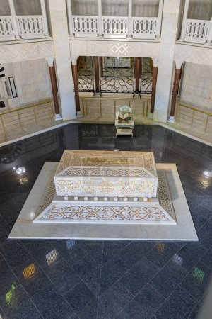 Foto de Monastir, Túnez. 12 de marzo de 2023. Sarcófago de Habib Bourguiba en el Mausoleo de Bourguiba en Monastir. - Imagen libre de derechos