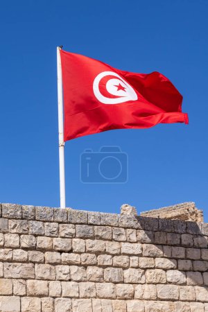Téléchargez les photos : Dougga, Beja, Tunisie. Drapeau tunisien flottant aux ruines romaines de Dougga. - en image libre de droit