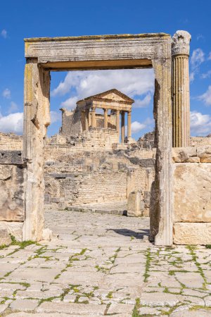 Téléchargez les photos : Dougga, Beja, Tunisie. Le temple du Capitole aux ruines romaines de Dougga. - en image libre de droit