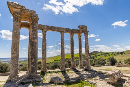 Téléchargez les photos : Dougga, Beja, Tunisie. Temple de Junon Caelestis aux ruines romaines de Dougga. - en image libre de droit