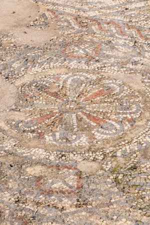 Téléchargez les photos : Dougga, Beja, Tunisie. Sol en mosaïque aux ruines romaines. à Dougga. - en image libre de droit