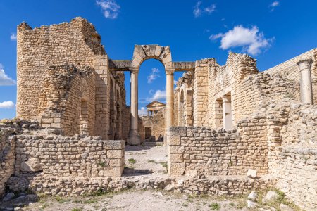Téléchargez les photos : Dougga, Beja, Tunisie. Bain Antonien, ou Licinien, aux ruines romaines de Dougga. - en image libre de droit