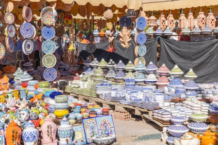 Foto de Houmt Souk, Djerba, Medenine, Túnez. 16 de marzo de 2023. Artículos de cerámica para la venta en el Houmt Souk. - Imagen libre de derechos