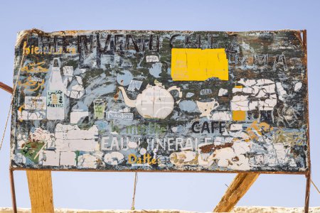 Téléchargez les photos : Chott el Djerid, Tozeur, Tunisie. 18 mars 2023. Panneau d'affichage delapidé au lac salé sec de Chott el Djerid. - en image libre de droit