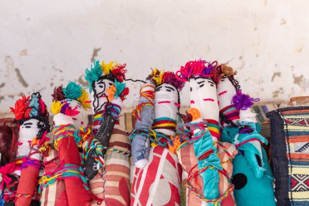 Foto de Chott el Djerid, Tozeur, Túnez. Muñecas en venta en un mercado turístico en Túnez. - Imagen libre de derechos