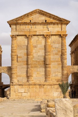 Téléchargez les photos : Sbeitla, Subaytilah, Kasserine, Tunisie. Temples du Capitole aux ruines romaines byzantines à Sbeitla. - en image libre de droit