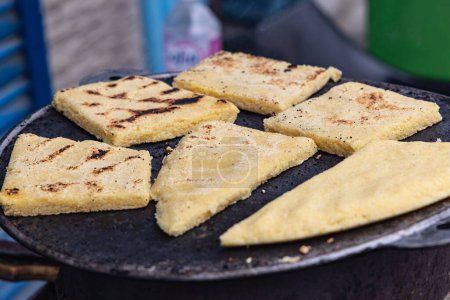 Téléchargez les photos : Testour, Beja, Tunisie. Pain plat grillé dans un marché extérieur. - en image libre de droit