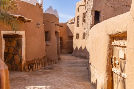 Foto de Ushaiger Heritage Village, Riad, Arabia Saudita, Oriente Medio. Callejuela retorcida en el pueblo del patrimonio de Ushaiger. - Imagen libre de derechos