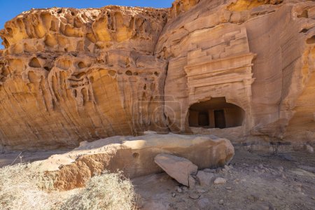 Foto de Oriente Medio, Arabia Saudita, Medina, Al-Ula, Hegra. Ruinas cortadas en roca de Nabatea en el área arqueológica de Hegra. - Imagen libre de derechos