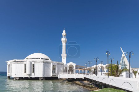 Foto de Oriente Medio, Arabia Saudita, Provincia de La Meca, Jeddah. La mezquita Al-Ramah en el paseo marítimo de Jeddah. - Imagen libre de derechos