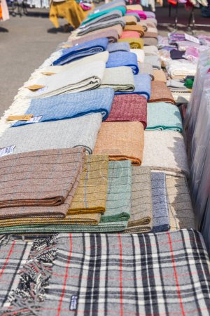 Masham, Ripon, North Yorkshire, Angleterre, Grande-Bretagne, Royaume-Uni. Foulards en laine à vendre sur un marché extérieur.