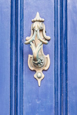 Lindisfarne, Holy Island, Berwick-upon-Tweed, Northumberland, England, Großbritannien. Messingklopfer an einer blau lackierten Tür.