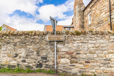 Lindisfarne, Holy Island, Berwick-upon-Tweed, Northumberland, England, Großbritannien. Zeichen für das Priorat Lindisfarne.