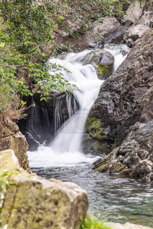 Wasdale Head, Seascale, Lake District National Park, Cumbria, England, Großbritannien. Felsiger Wasserfall im Lake District Nationalpark.